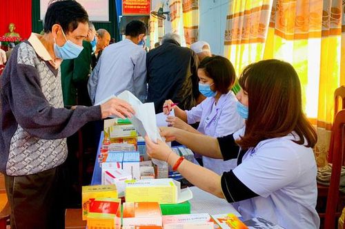 Khám bệnh, cấp thuốc miễn phí cho nạn nhân chất độc da cam