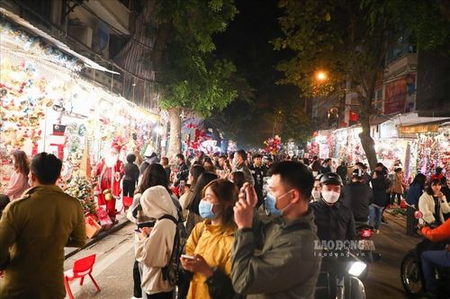 Các điểm vui chơi tại Hà Nội tràn ngập ánh đèn trước thềm Giáng sinh