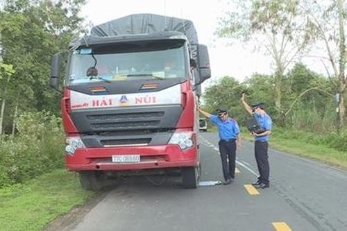Chở quá tải trọng, tài xế xe tải bị xử phạt hơn 70 triệu đồng