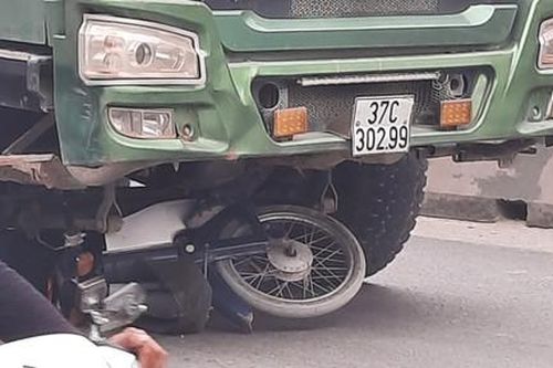 Xe 'hổ vồ' từng bị tàu hỏa tông khiến tài xế tử vong, giờ gây tai nạn chết người