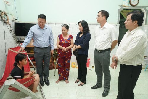 Chủ tịch tỉnh Tây Ninh thăm nữ sinh lớp 7 bị đánh sau va chạm giao thông