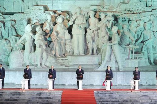 Xây dựng tượng đài Bác Hồ với nông dân để tưởng nhớ công lao trời biển của Người