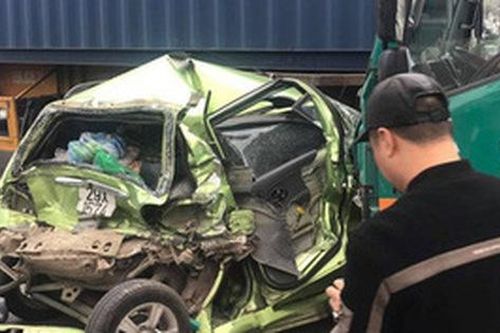 Hà Nội: 2 ô tô con bị tông bẹp dúm khi dừng chờ đèn đỏ, nhiều người bị thương