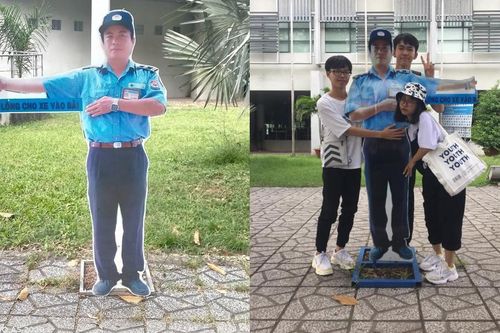 Bác bảo vệ siêu có tâm: Dựng standee chân dung của mình để chỉ dẫn sinh viên hướng để xe