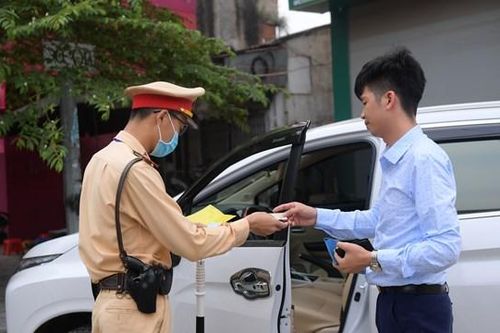 Dán thông báo 'phạt nguội' lên kính: Quy định mới cần được chấp hành