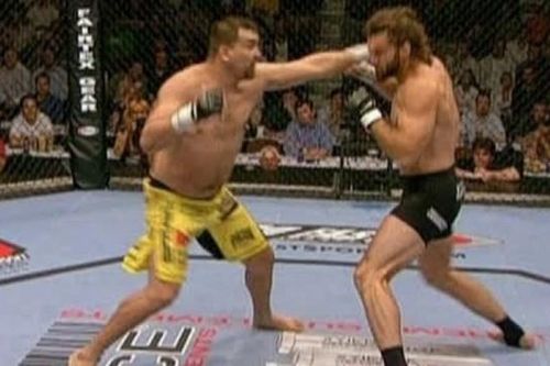Võ sĩ UFC hạ knock-out đối thủ bằng 1 cú đấm