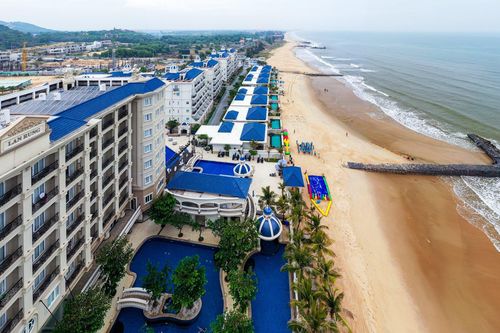 Người dân bức xúc vì resort xây bờ kè lấn biển chắn lối đi