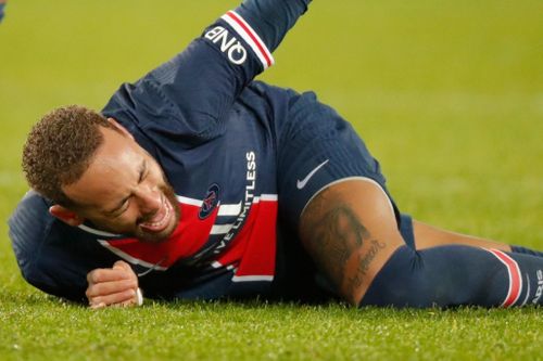 Neymar ôm mặt đau đớn, phải rời sân trên cáng