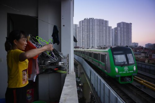 Tàu Cát Linh - Hà Đông nhìn từ đường phố