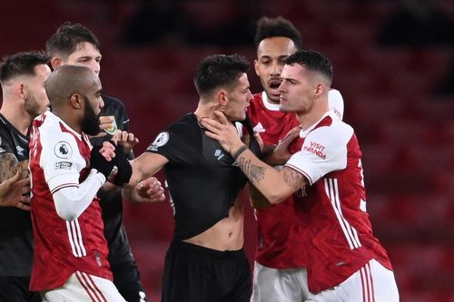 'Henry tắt TV khi thấy Xhaka làm đội trưởng Arsenal'