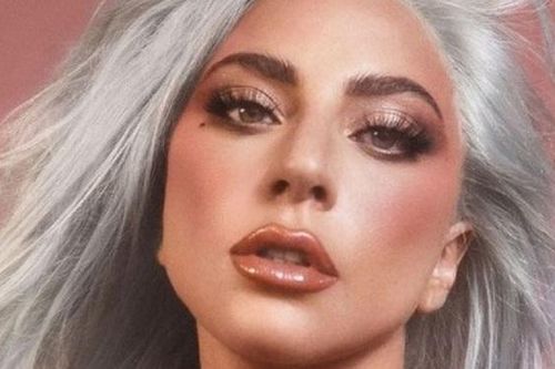 Lady Gaga ngực trần quảng bá dòng mỹ phẩm riêng 'lành tính'