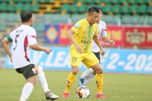 HLV Vũ Tiến Thành lại bị đồng nghiệp tố 'đi đêm'