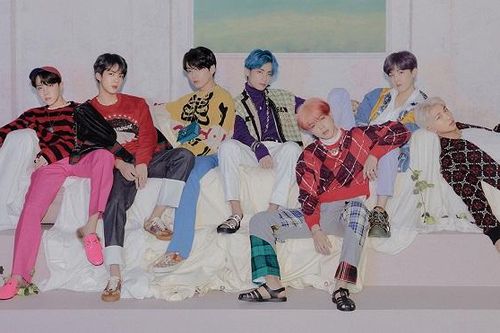 ARMY biểu tình xe tải, yêu cầu BigHit ngừng 'lợi dụng' BTS