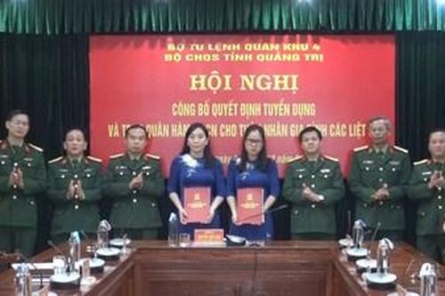 Bộ CHQS tỉnh Quảng Trị công bố quyết định tuyển dụng hai vợ liệt sĩ hy sinh khi làm nhiệm vụ cứu hộ, cứu nạn