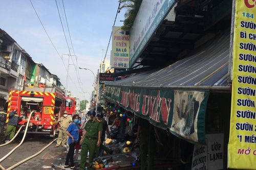 Cháy nhà trong hẻm ở quận 3, nhiều người tháo chạy thoát thân