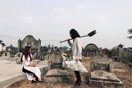 Sự thật bất ngờ về cặp đôi chụp ảnh cưới trong nghĩa trang