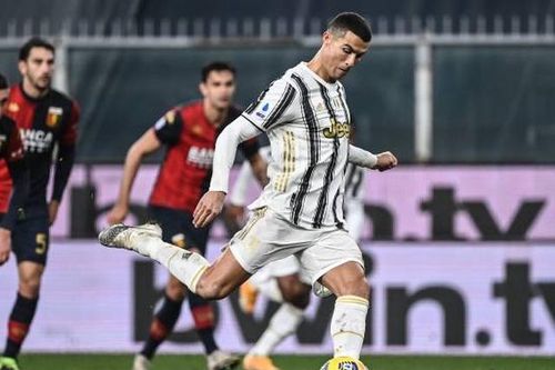Ronaldo lại cho Messi 'hít khói'