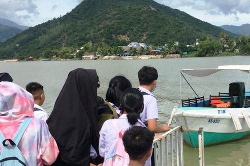Hơn 200 học sinh tại Nha Trang đến trường bằng ca nô vì cầu bị cuốn trôi