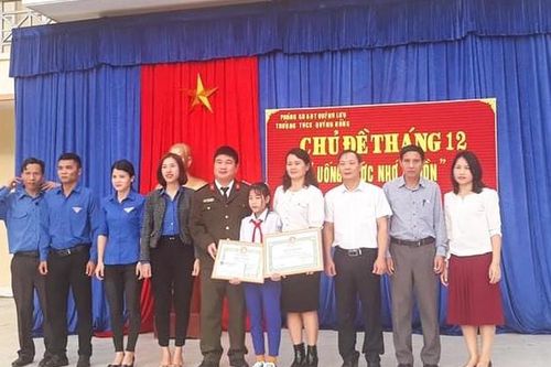 Khen thưởng nữ sinh nhặt được 23 triệu đồng, tìm người trả lại