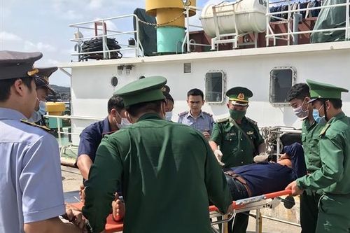 Phối hợp ứng cứu ngư dân gặp nạn trên biển