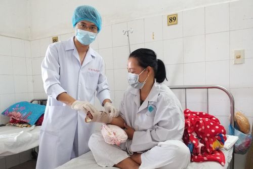 BVĐKTW Cần Thơ cấp cứu thêm một trường hợp bị máy xay cá cuốn dập nát bàn tay