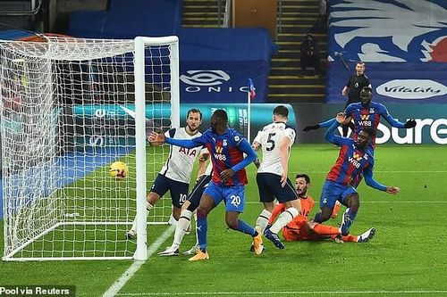 Tottenham mất điểm cay đắng, HLV Mourinho đổ lỗi cho ai?