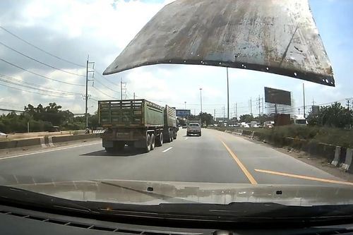 Ôtô đen đủi đột nhiên bị tấm kim loại 'báo hại'