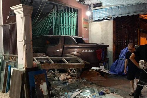 Tài xế lái ô tô lao thẳng vào nhà dân