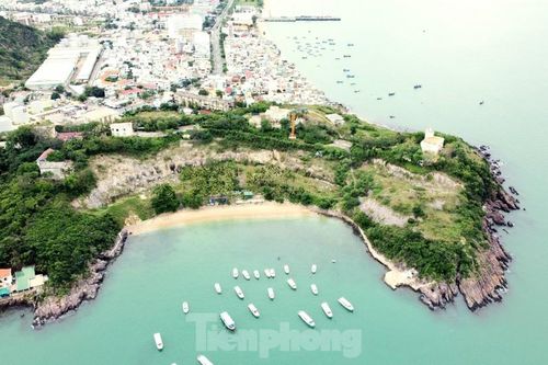 Cận cảnh Khu di tích lầu Bảo Đại 'nhường chỗ' cho biệt thự, resort