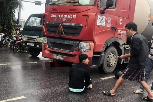 Va chạm xe đầu kéo, cô gái tử vong tại chỗ, thanh niên đi cùng thương nặng