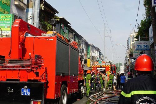 Cháy nhà ở phố ẩm thực Sài Gòn, trăm tiểu thương hoảng loạn khuân đồ