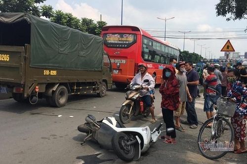 Xe khách chạy vào đường cấm cán chết một phụ nữ trên quốc lộ