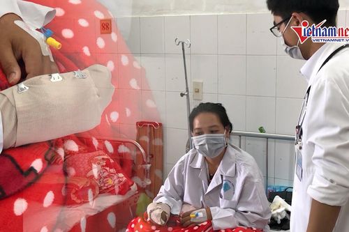 Một phụ nữ nhập viện mang theo máy xay cá cuốn chặt bàn tay