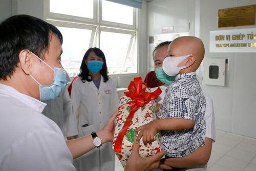 Cứu sống bệnh nhi 30 tháng tuổi bị u nguyên bào