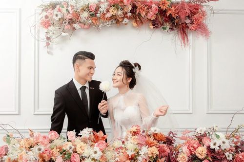 Ngắm bộ ảnh cưới lung linh của tuyển thủ SLNA Phạm Xuân Mạnh