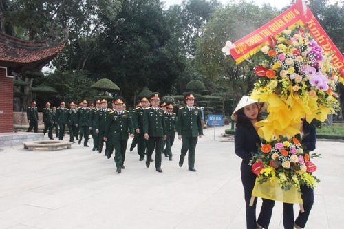 Cục Chính trị Quân khu 4 tưởng niệm Chủ tịch Hồ Chí Minh tại Khu di tích Kim Liên