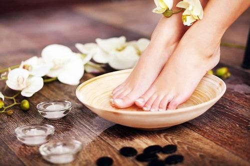 Cách trị nứt gót chân khi thời tiết hanh khô