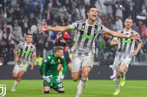 Ronaldo lập cú đúp trên chấm penalty, chạm cột mốc vô tiền khoáng hậu