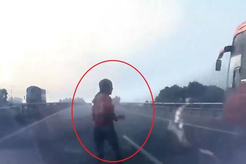 Clip: Lao sang đường cao tốc để bắt xe khách, một người phụ nữ bị tông trực diện