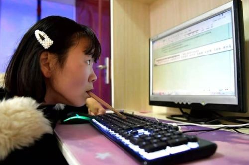 Cô gái tật nguyền dùng miệng viết 12 cuốn tiểu thuyết với hơn 2 triệu từ