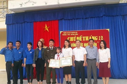 Nữ sinh lớp 8 trả 23 triệu đồng cho người đánh rơi
