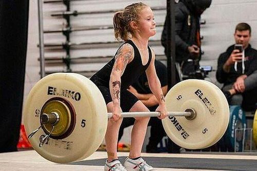 Cô bé lực sĩ 7 tuổi nâng thành công mức tạ 80kg
