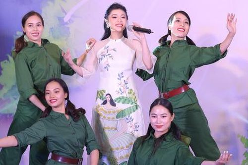 Sao Mai Thu Hằng 'trẻ hóa' ca khúc nhạc đỏ