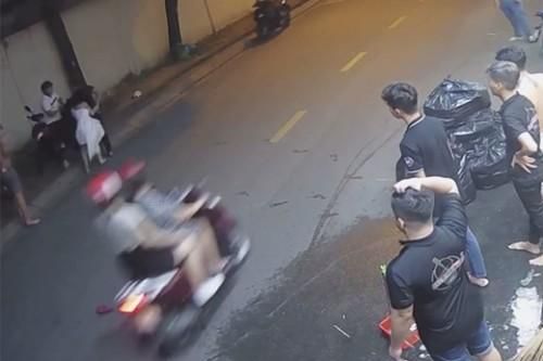 Nam thanh niên đánh đập vợ 'hờ', dọa chém người can ngăn: Mâu thuẫn vì vợ bắt về nhà chăm con