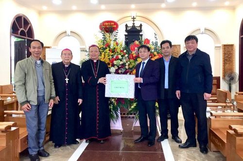 Lãnh đạo tỉnh chúc mừng 125 năm thành lập Giáo phận Hưng Hóa