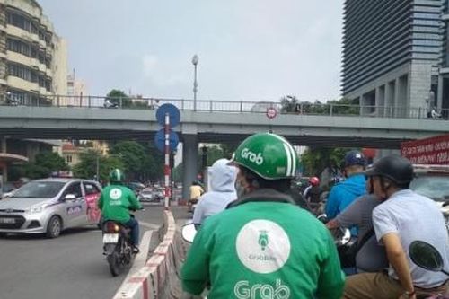 Các tài xế Grab phản đối công ty có đúng luật?