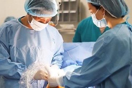 20 em bé được cứu sống nhờ can thiệp vào buồng tử cung
