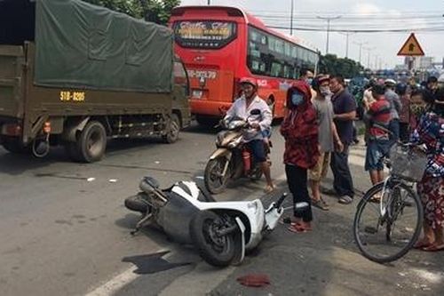 Xe khách chạy vào làn 2 bánh, tông người phụ nữ tử vong