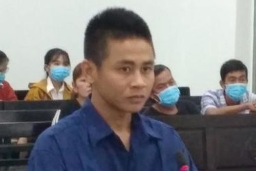 Mang dao đi xem đá bóng rồi đâm người trọng thương