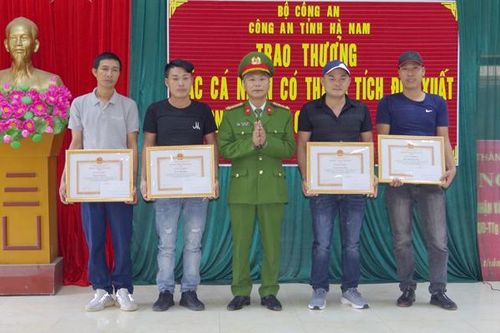 Trao thưởng cho 6 công dân có thành tích trong đấu tranh phòng, chống tội phạm
